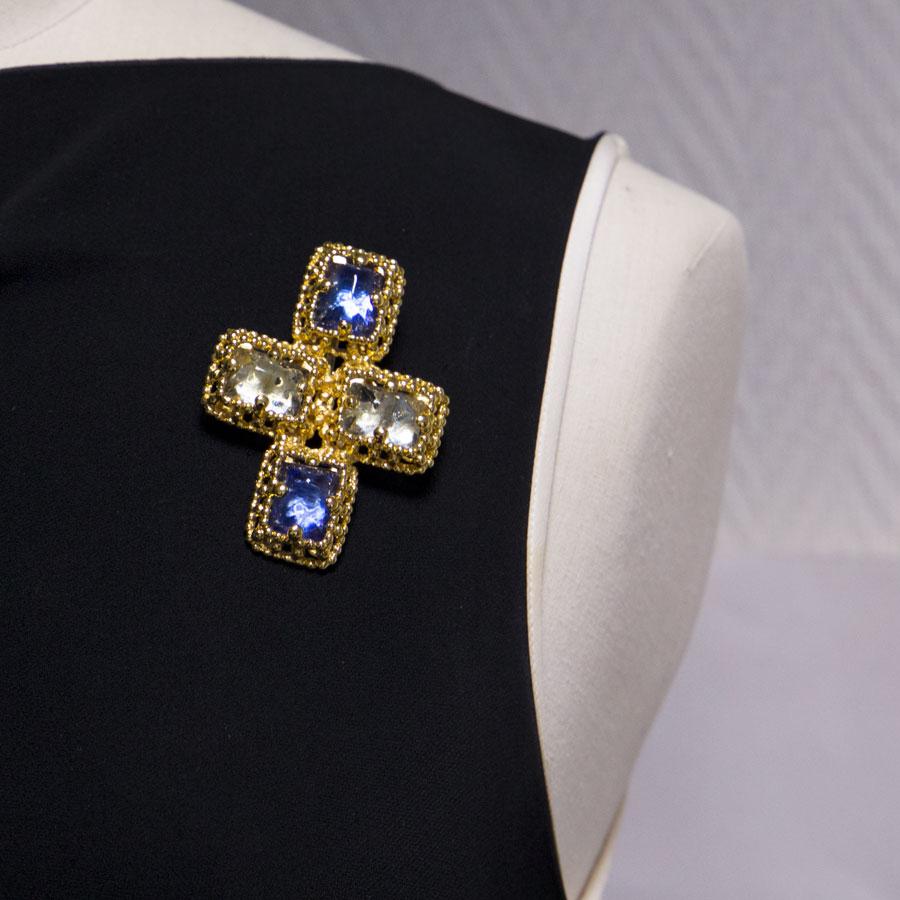 Yves Saint Laurent cross pendant brooch, in gilded metal set with deep blue and sky blue cabochons.

Immaculate condition. Made in France

Dimensions: 7,5x5,5cm

Will be delivered in a Yves Saint Laurent dust bag