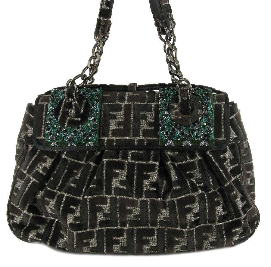 Fendi vintage bag in brown monogram velvet and green embroideries. Limited edition.

Lining in brown fabric with a slit pocket and under the iridescent leather flap.

 Materials: 'F' in velvet and silver thread fabric. Copper hardware and green and