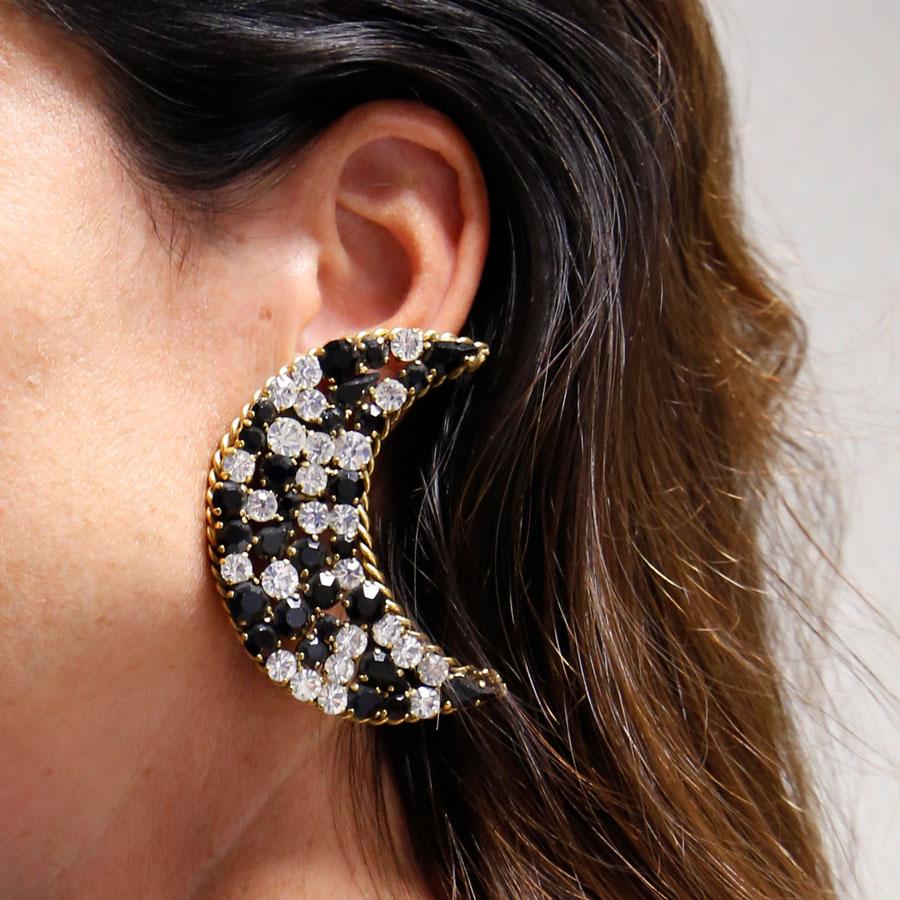 Isabel Canovas earrings in moon shape in aged gold metal set with black and white rhinestones.

Immaculate condition.

Dimensions: 6.8 cm, width: 2.9 cm

Will be delivered in a new, non-original dust bag