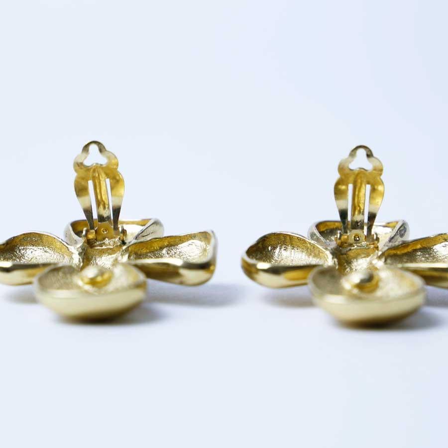 Women's YVES SAINT LAURENT Vintage Clover Clip-on earrings in Gilt Metal
