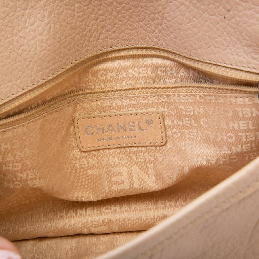 CHANEL Bag in Beige Grained Leather with a 2.55 Clasp 7