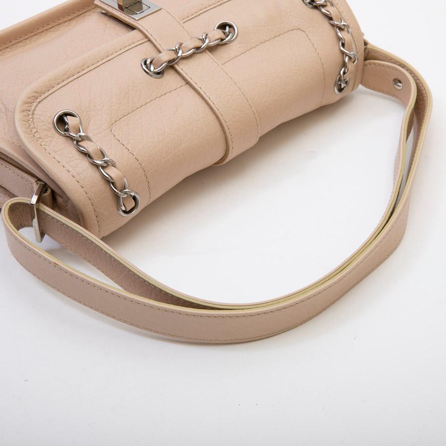 CHANEL Bag in Beige Grained Leather with a 2.55 Clasp 2