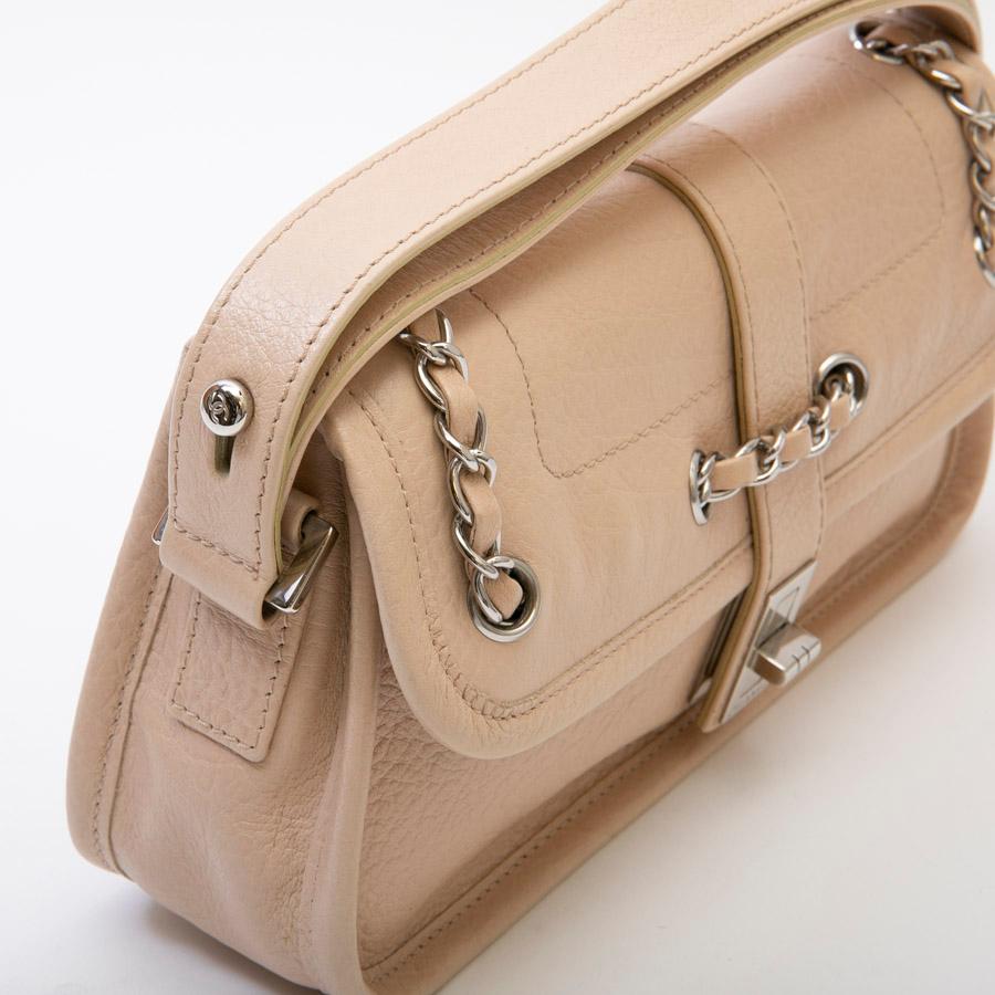 CHANEL Bag in Beige Grained Leather with a 2.55 Clasp 3