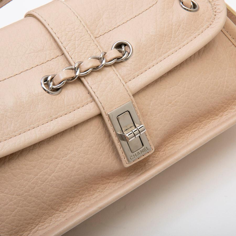 CHANEL Bag in Beige Grained Leather with a 2.55 Clasp 4