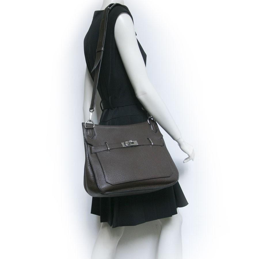 Hermès shoulder bag Jypsière created by Jean-Paul Gaultier. Stamp O in a square.

This bag is in brown clémence taurillon leather with finishes and palladium silver metal buckle.

Two straps go to the back of the bag and cross at the front to form