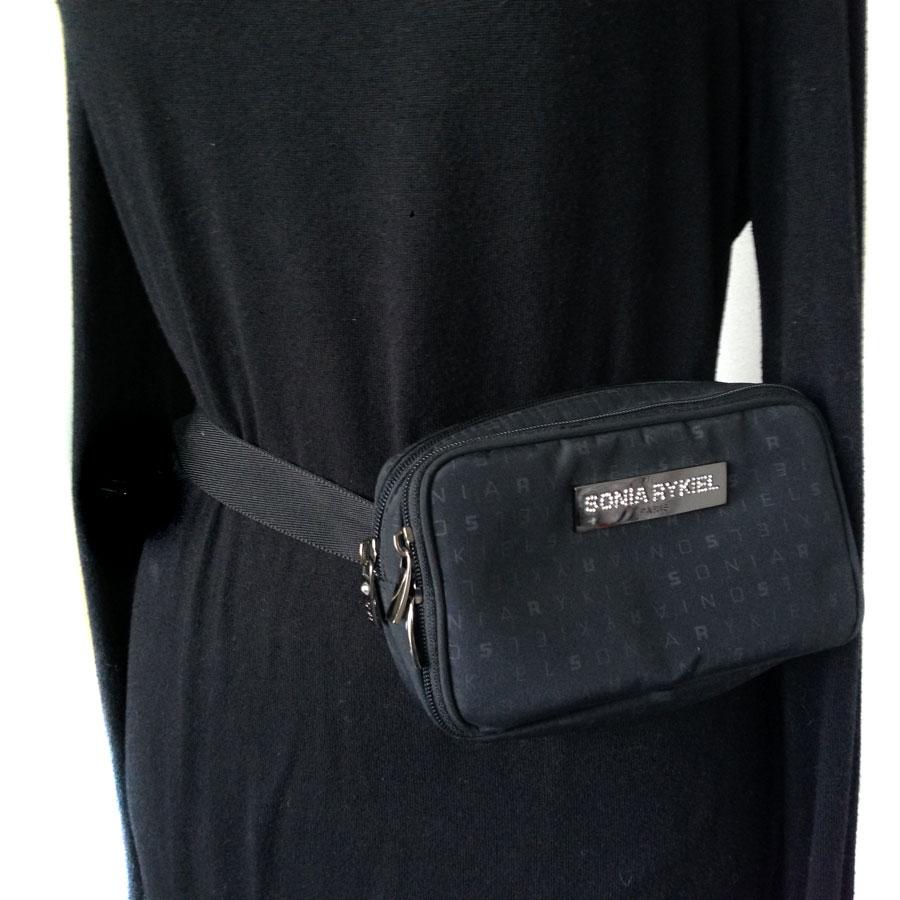 Sonia Rykiel Belt bag in black canvas (polyester, washable), with plenty of storage.

3 compartments divided as follows: 1 zipped pocket at the back, 2 zipped compartments with slots for credit cards, banknotes and coins. missing a rhinestone on a