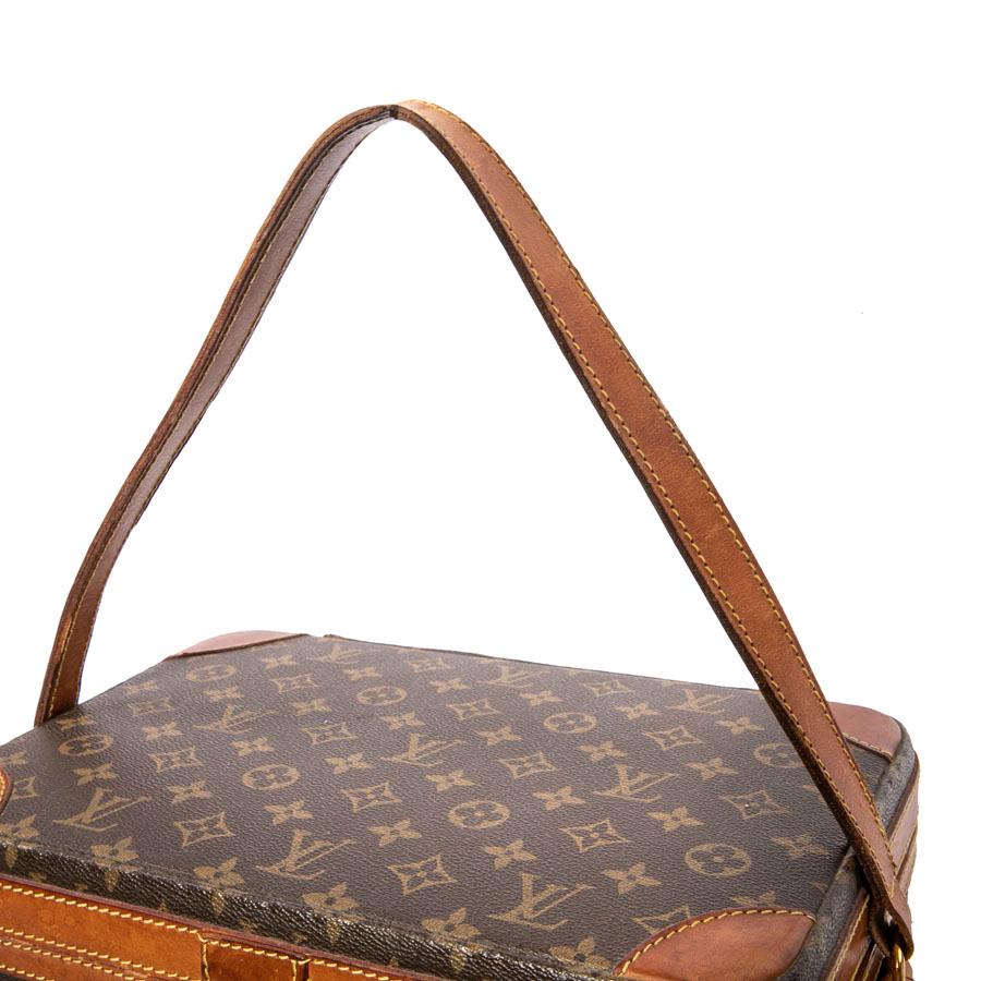 LOUIS VUITTON Vintage Beauty Case in Brown Monogram Canvas and Natural Leather 5