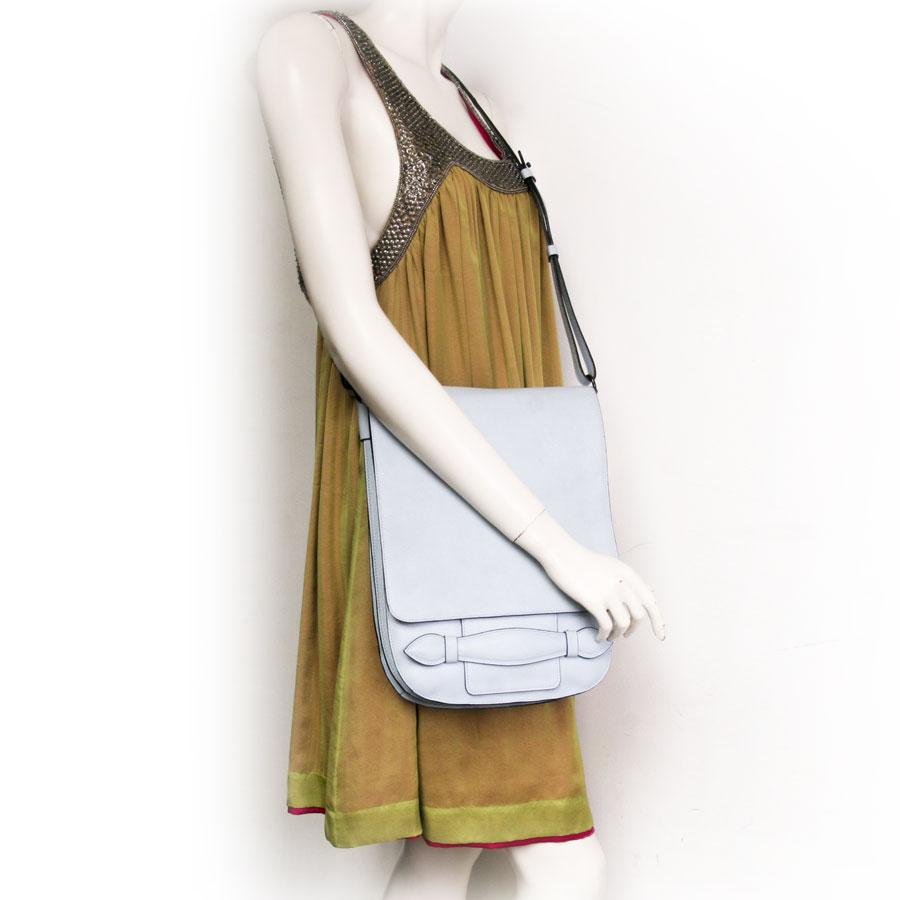 Very pretty Sonia Rykiel satchel in tinted blue sky grained calfskin leather.

Simple and functional, the bag is compartmentalized in three parts. Its cotton interior is composed of three interior pockets including one zipped and the other two