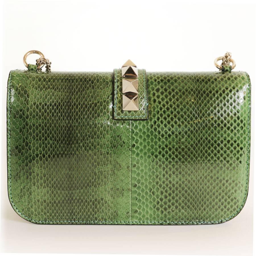 Valentino Garavani 'Vavavoom' bag in green grass python leather and pale gold hardware. 

Worn on shoulder and crossbody. The pretty braided chain measures: 172 cm. It ends with 2 carabiners.

The interior is in beige canvas with 3 pockets including