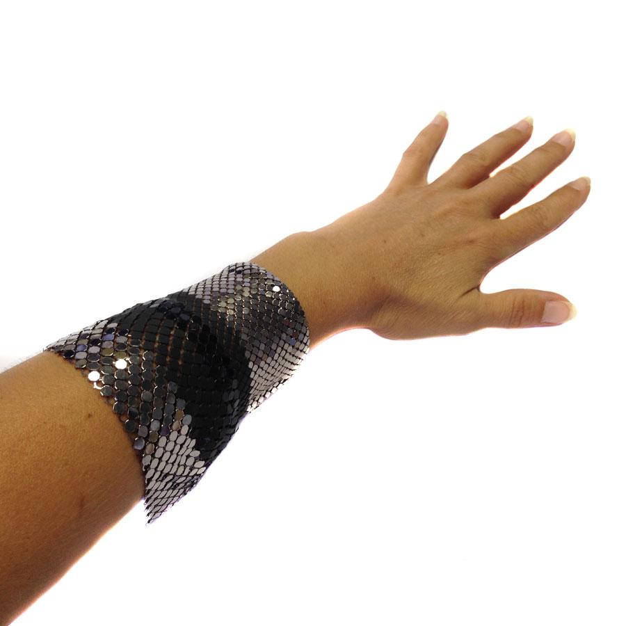 Beautiful LAURA B bracelet in matte silver and matte black and varnished mesh. Never worn.

Dimensions:

Wrist circumference: 17.5 cm width: 10 cm

Will be delivered in a new, non-original dust bag