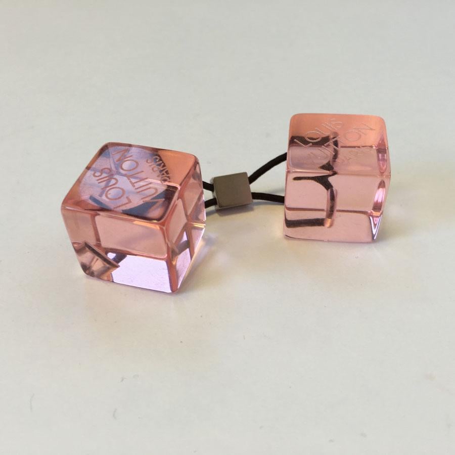 Beautiful LOUIS VUITTON 'Pony tail' hair elastic. The elastic is brown and 2 pink cubes. Brand registration on each of the cubes.

In very good condition. Micro scratches on the cubes.

Dimensions: cube: 2,3x2,3 cm

Will be delivered in a new,