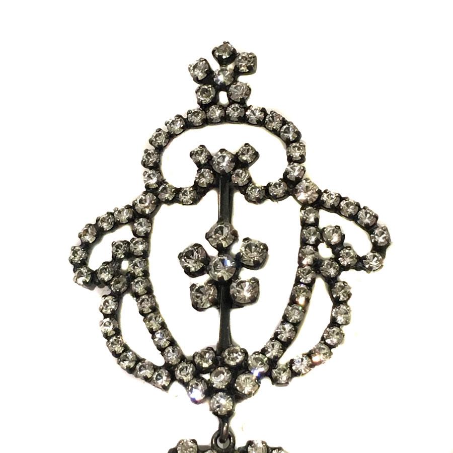 Beautiful Christian Dior fine brooch in ruthenium and rhinestones. Part of the brooch is mobile. In very good condition.

Dimensions: 10x4,5 cm

Will be delivered in a new, non-original dust bag