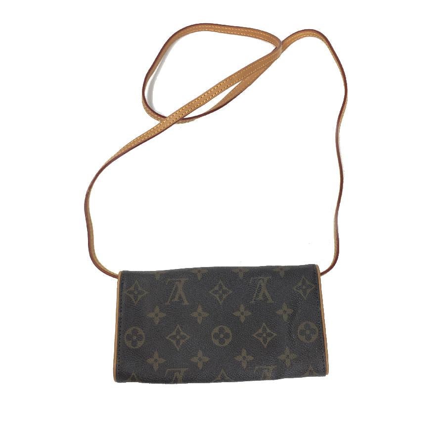 Louis Vuitton bag with shoulder strap in brown monogram coated canvas and cowhide leather. Made in France.

In very good condition. Worn on the shoulder or like a clutch.

Dimensions : Length: 19 cm, height: 11 cm, width: 2.6 cm, shoulder strap: 116