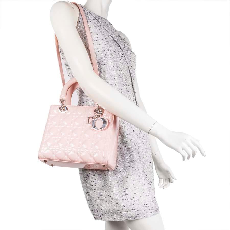 Lady Dior Dior bag in pink varnished quilted leather. The interior is in gray cannage canvas with a zipped pocket.

In very good condition (2 small traces of pen, see photo).

Worn by hand or on shoulder with a removable shoulder strap (89