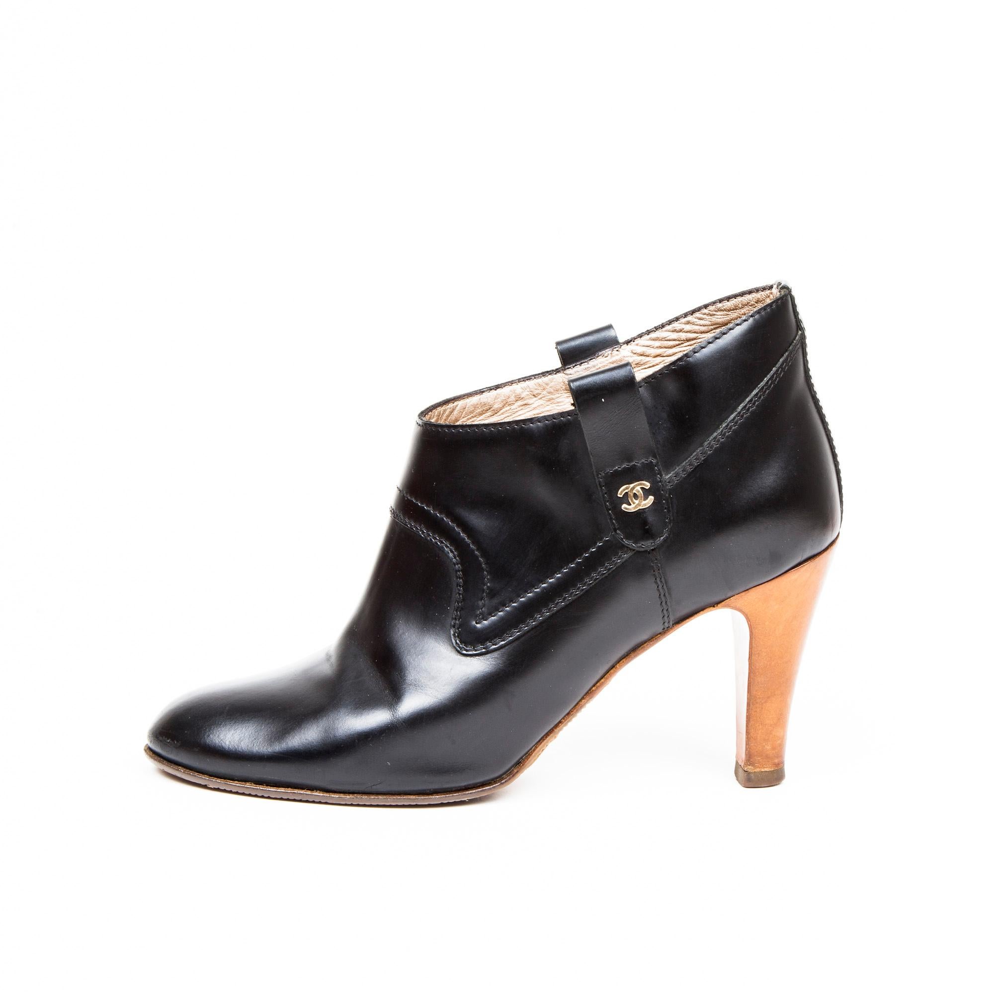 CHANEL Ankle Boots in Black Smooth Leather Size 39 In Good Condition For Sale In Paris, FR