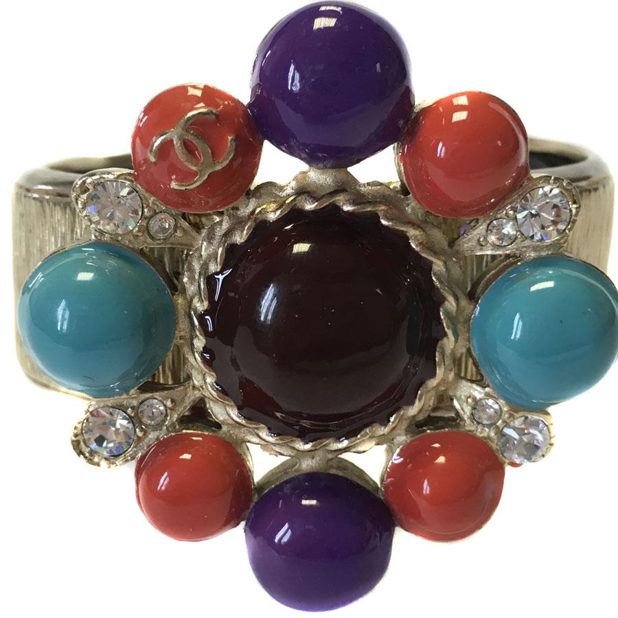 CHANEL Rigid Bracelet in Hammered Gilt Metal, Multicolored Resin and Rhinestones In Good Condition In Paris, FR