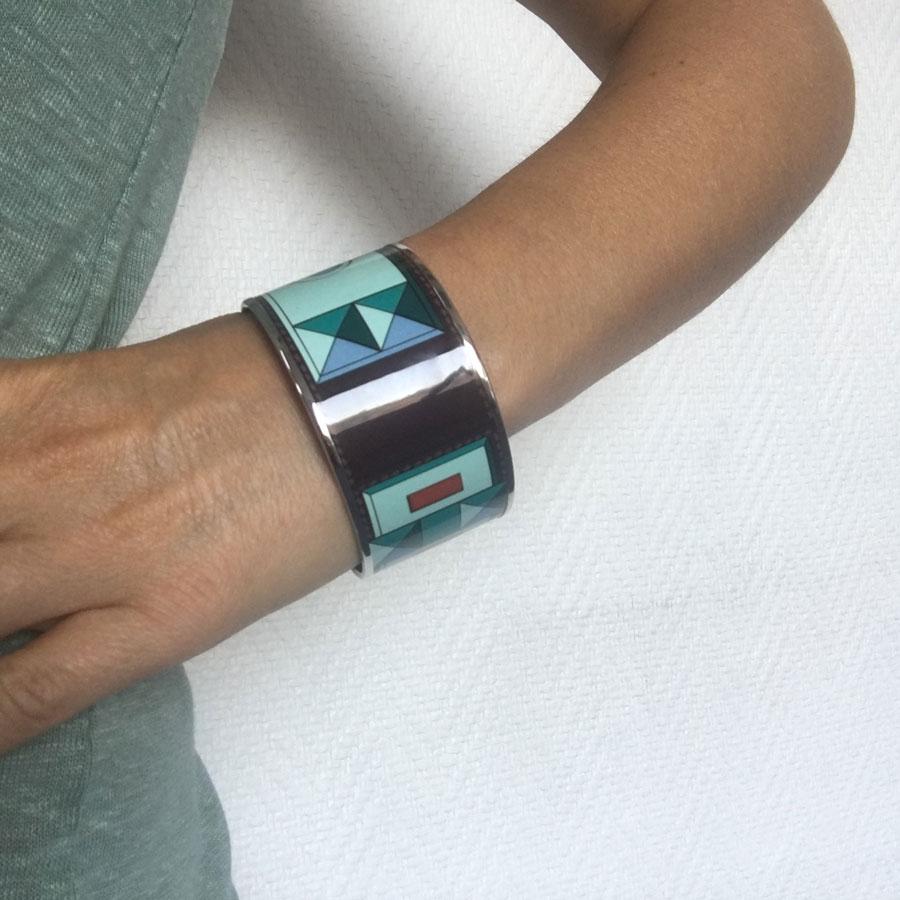 Hermès extra wide bangle in printed enamel with palladium metal hardware.

New condition. Stamp S engraved on the inside (from private sales). Made in France.

Dimensions: width: 3.5 cm, wrist circumference: 20 cm

Will be delivered in a new,