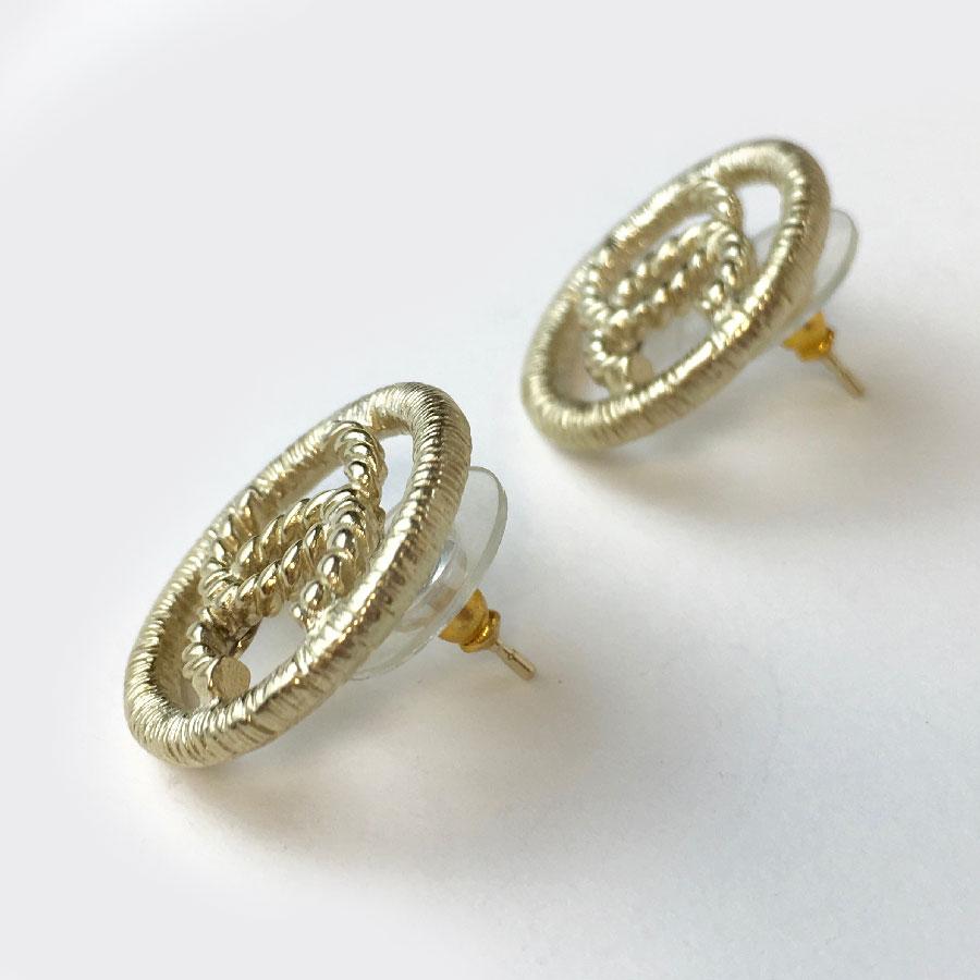Chanel CC gilt metal with fine gold stud earrings. They are really beautiful pieces. they are really beautiful with a nice finish.
They come from the Chanel Spring / Summer 2011 collection and are obviously signed Chanel. 

These stud earrings are
