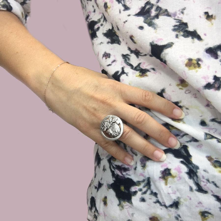Coco Chanel ring in matte silver metal T52.

Immaculate condition. Made in France, autumn 2014 collection

Dimensions: diameter: 1.7 cm

Will be delivered in a black box (not Chanel), a Chanel ribbon and a white camellia in fabric
