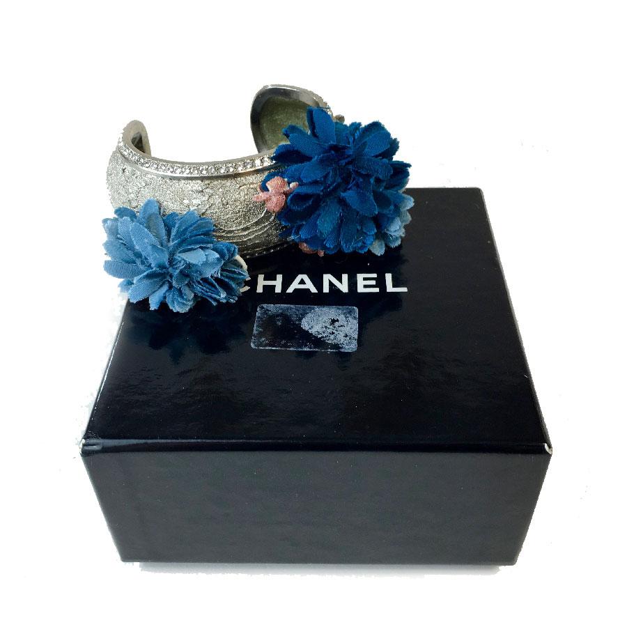 CHANEL Rigid Manschettenarmband aus Silbermetall mit Strasssteinen und Blumen im Angebot 4