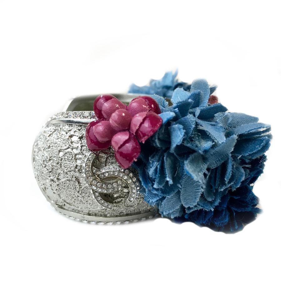 CHANEL Rigid Cuff Bracelet in Silver Metal set with rhinestones and Flowers For Sale 2