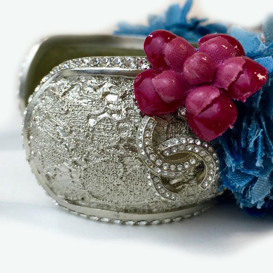 CHANEL Rigid Cuff Bracelet in Silver Metal set with rhinestones and Flowers For Sale 3
