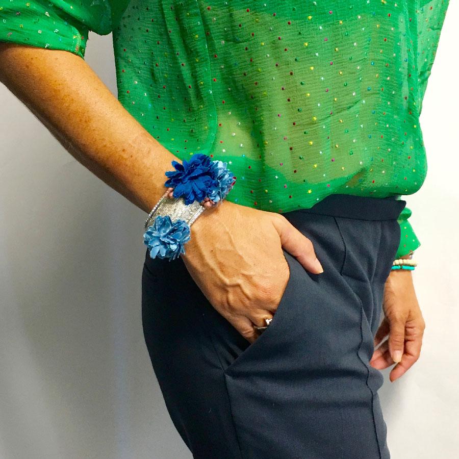 Chanel rigid silver metal bracelet set with rhinestones and flowers in fabrics. The interior is a glittered resin.

It comes from runway shows, no lozenge of the brand.

Dimensions: inside wrist: 19 cm, width: 3.3 cm

Will be delivered in its Chanel