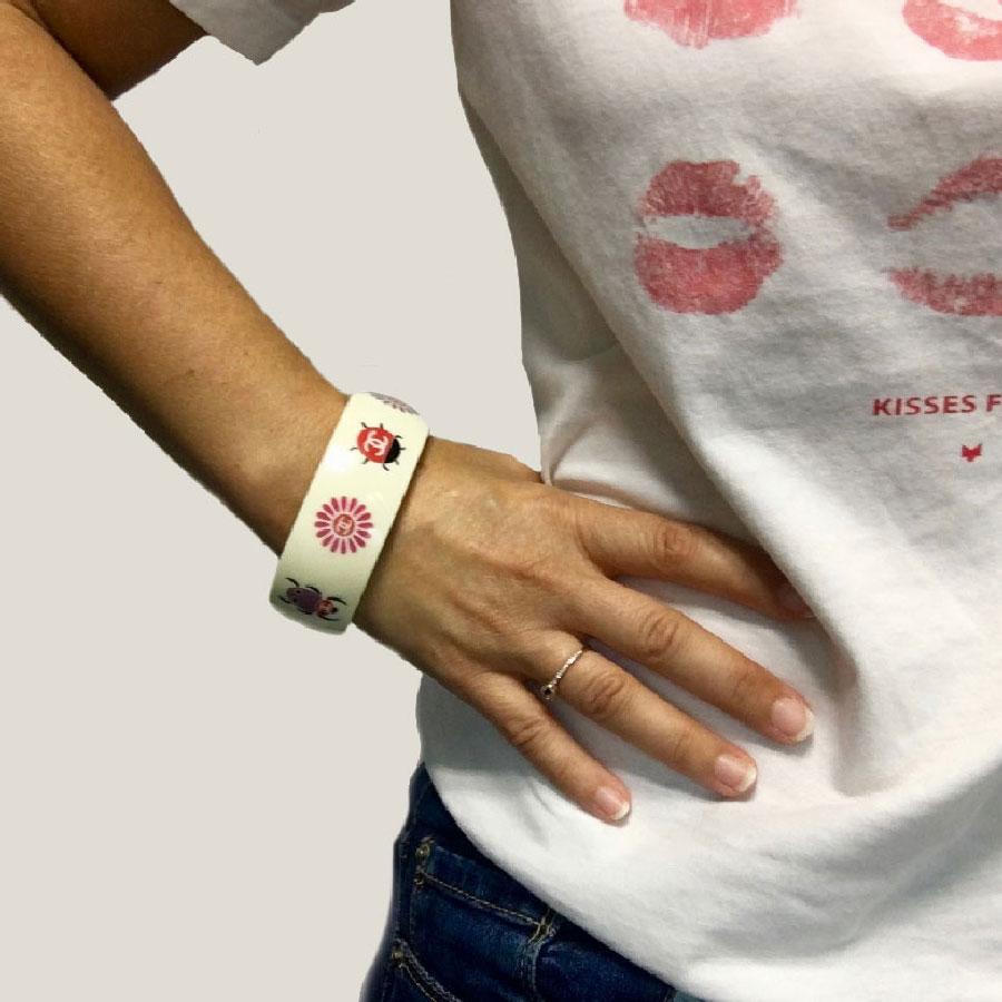 CHANEL vintage couture cuff bracelet in ivory plexiglass and multicolor design.

In good condition. Some tiny traces on the inside. No logo of the brand. Spring clasp.
Dimensions: width: 2.5 cm, wrist circumference: 17 cm

Will be delivered in a