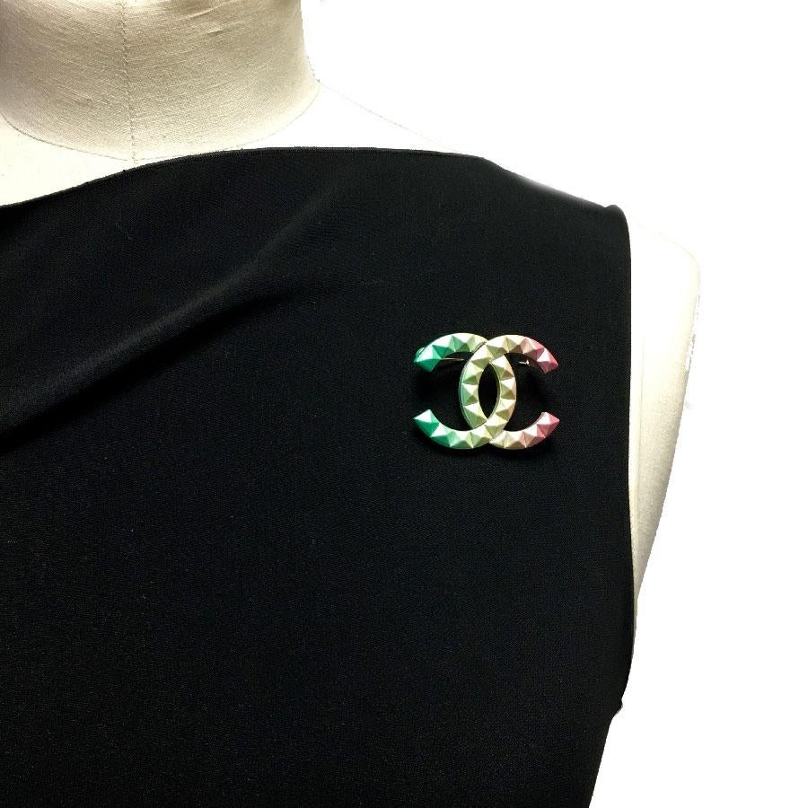 Chanel CC Brooch in Tricolor Metal Diamond Tips In New Condition In Paris, FR