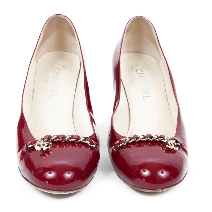 CHANEL high heels in burgundy varnished patent leather. Golden chain in the front with the acronym 'CC'. 

In good condition: Small scratch on the right heel and dark traces not visible in places in the leather.

Size 39.5 C.

Dimensions : Heel