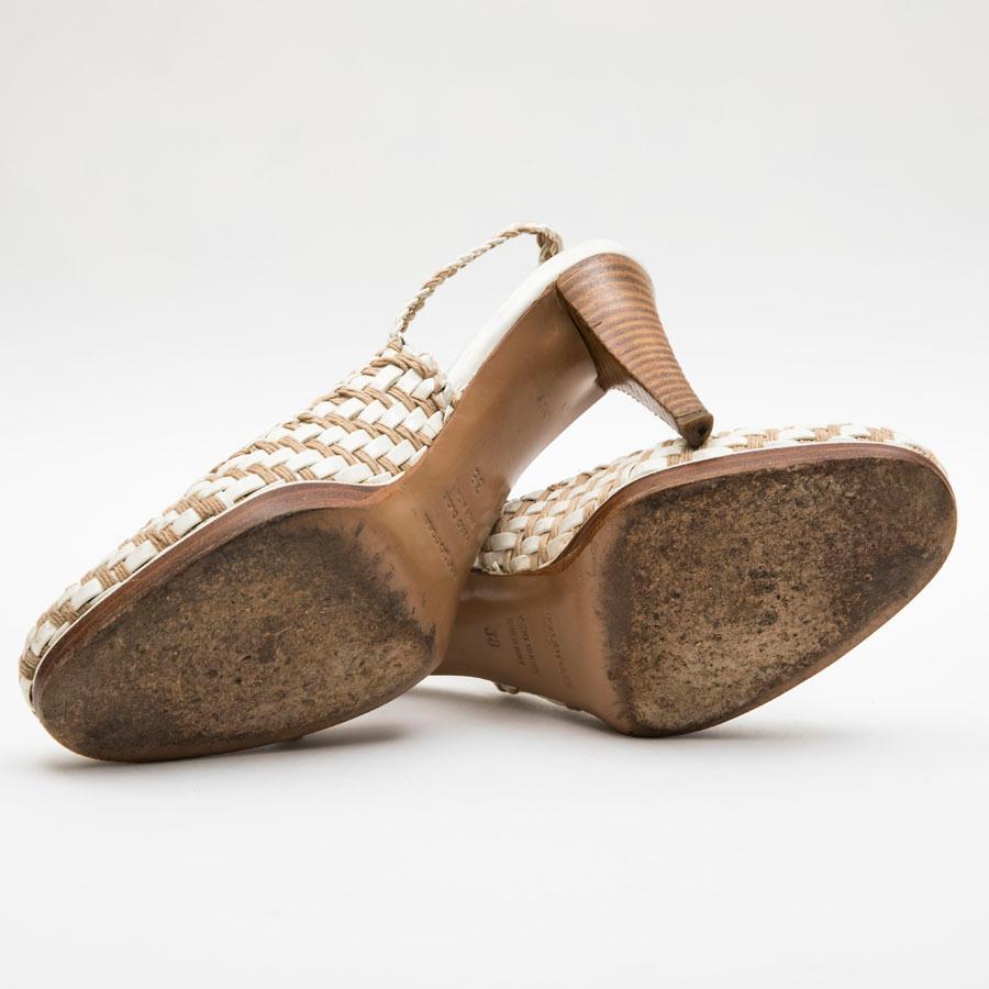 SERGIO ROSSI Chaussures à talons hauts en cuir verni blanc tressé beige Taille 38 en vente 1