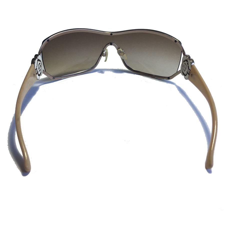 CHANEL Mask Sunglasses in Metal and Beige Plastic Branches In Fair Condition For Sale In Paris, FR