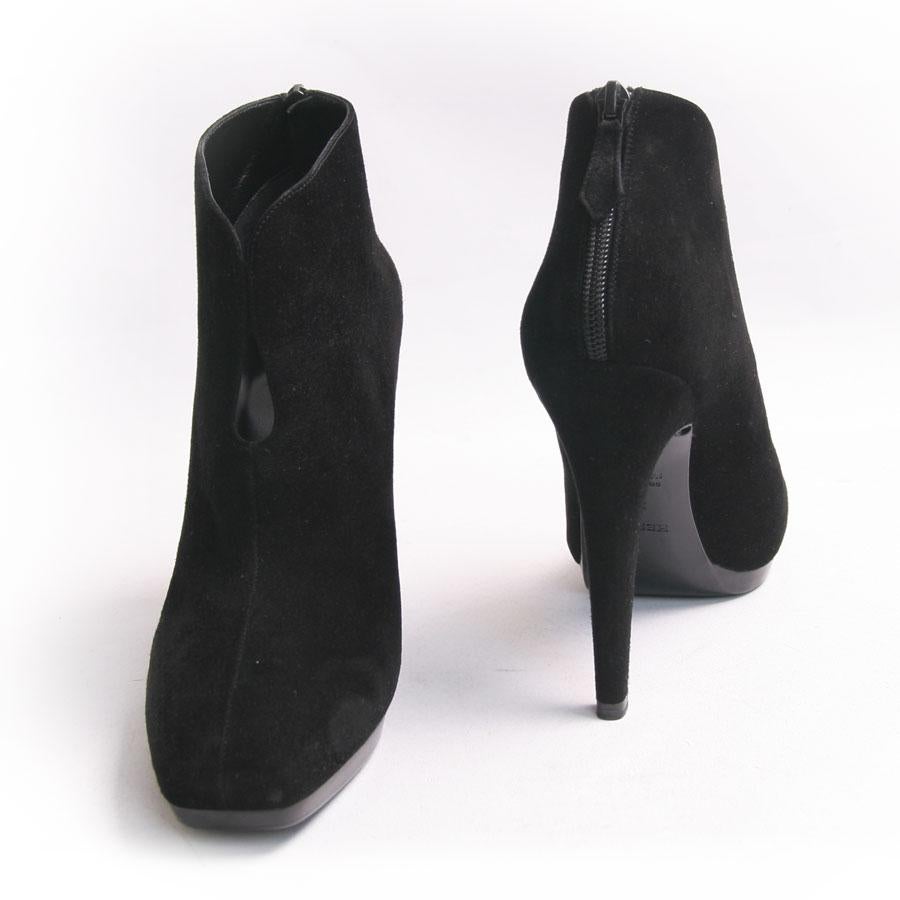Sublime pair of Hermès boots in black suede. Zip closure at the back. Slight opening on the front teardrop. See photos. 

New condition.  Size 38.5FR.

Dimensions : Heel height: 12,5 cm, Platform height: 1 cm

Will be delivered in a Hermes box