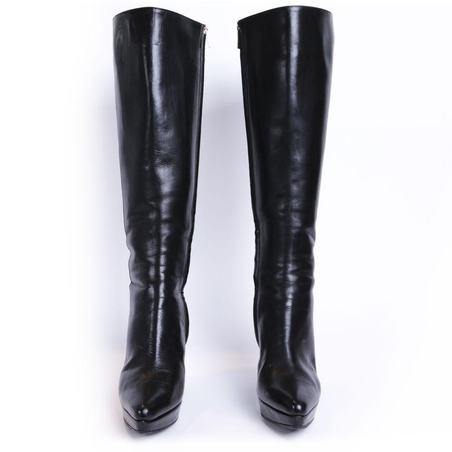 Beautiful shiny black leather heel boots from Maison Yves Saint Laurent. They have a platform. Size 37.5.
Long zipper inside.
In very good condition. They were re-soled. Leather wear on the heels. Small marks on the left boot at the front.
Their