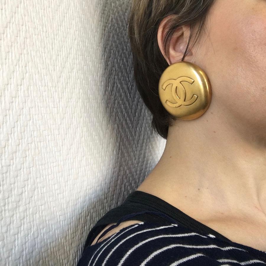 CHANEL round earrings in gilt metal. CC in the center. Pastille of the present brand at the back.

Correct condition, micro scratches on each clip-on earrings.

It comes from sales : Stamp S engraved on each buckle on the back.

Dimensions: 5x5 cm -