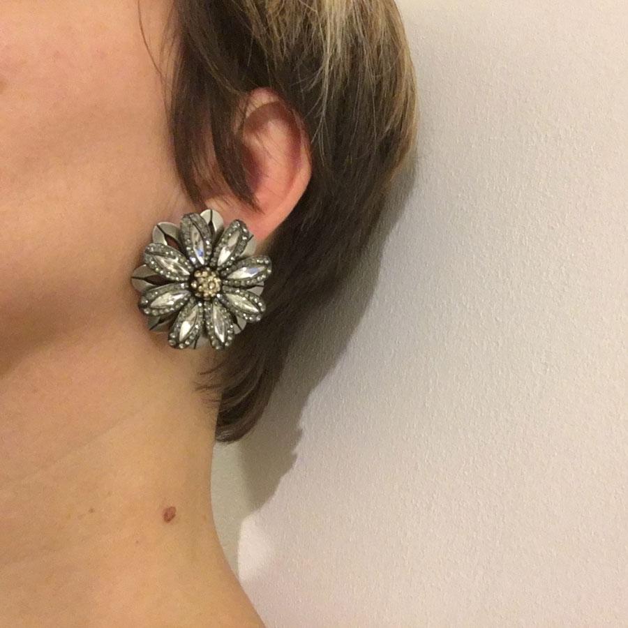 Superb pair of LANVIN clip-on earrings. Flower-shaped clips made of silver metal, petals set with rhinestones and smooth petals. Heart in gold rhinestones.

Never worn. Pastille of the present brand on the back of each clip-on.

Dimensions: 3.8 cm