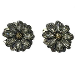 LANVIN Boucles d'oreilles à clip en forme de fleur  en métal argenté, strass