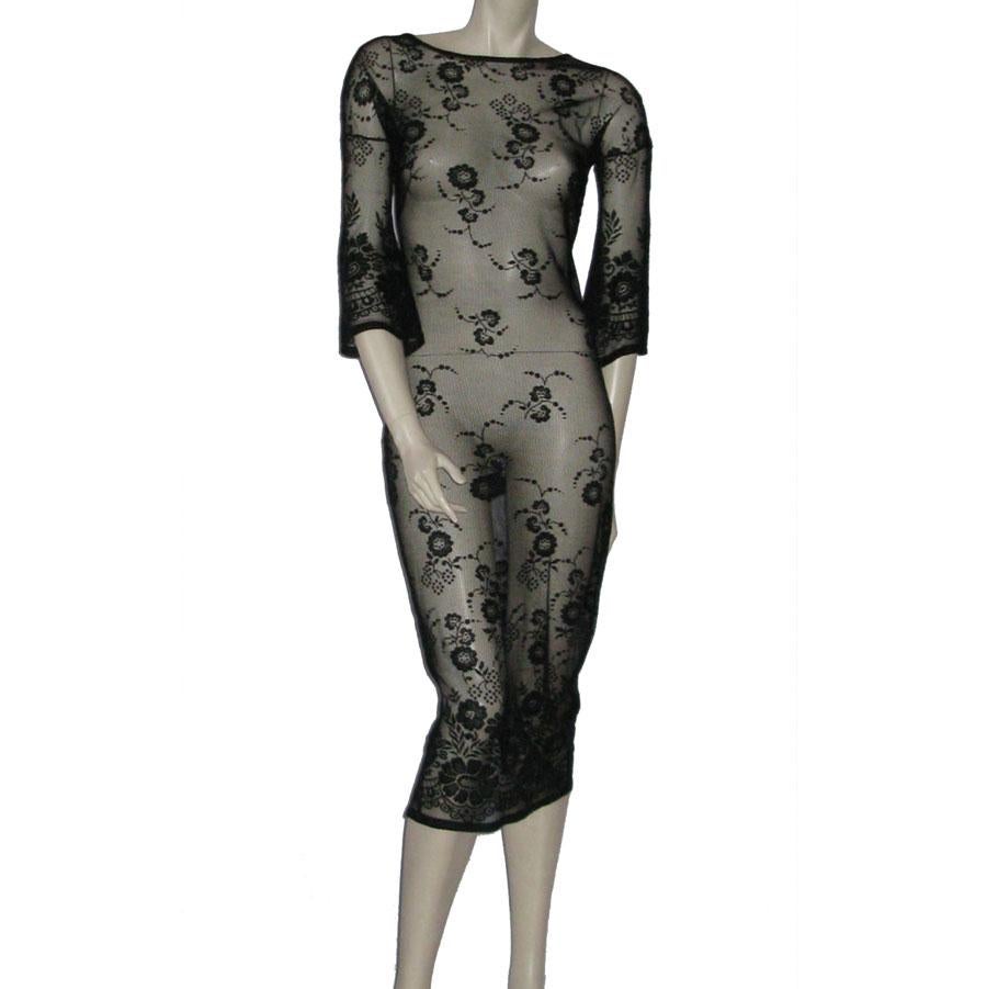 Very pretty Dolce Gabbana under dress in transparent black lace effect. It has 3/4 sleeves, a V-neck on the back and slit on the side of the dress. size 38 (no size tag)

It measures flat: chest: 45 cm - waist 39 cm - bottom: 39 cm - length 118