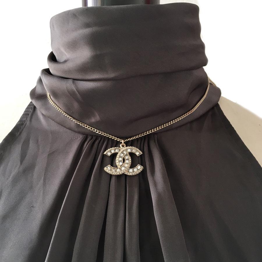 CHANEL necklace in gilded metal with a CC set with square and round brilliant. 

Never worn. Brand etched on the clasp.

Dimensions: length 42.5 cm worn short and length worn in saltire: 60 cm. It is short at 42.5 cm or 60 cm long.

This lovely