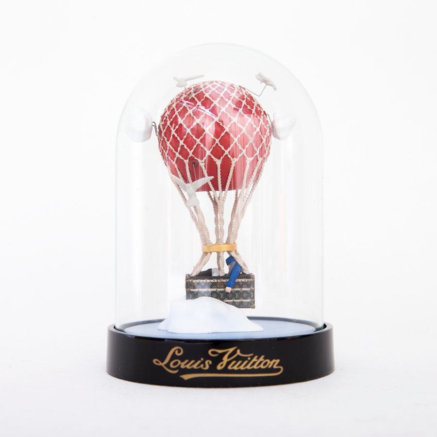LOUIS VUITTON Aero ball globe.
This Louis Vuitton Globe is a limited edition of Christmas 2013. It was reserved for VIP customers of Louis Vuitton. It represents a hot air balloon.

Dimensions are: 8 x 8 x 12 cm. Diameter: 8 cm

The globe will be