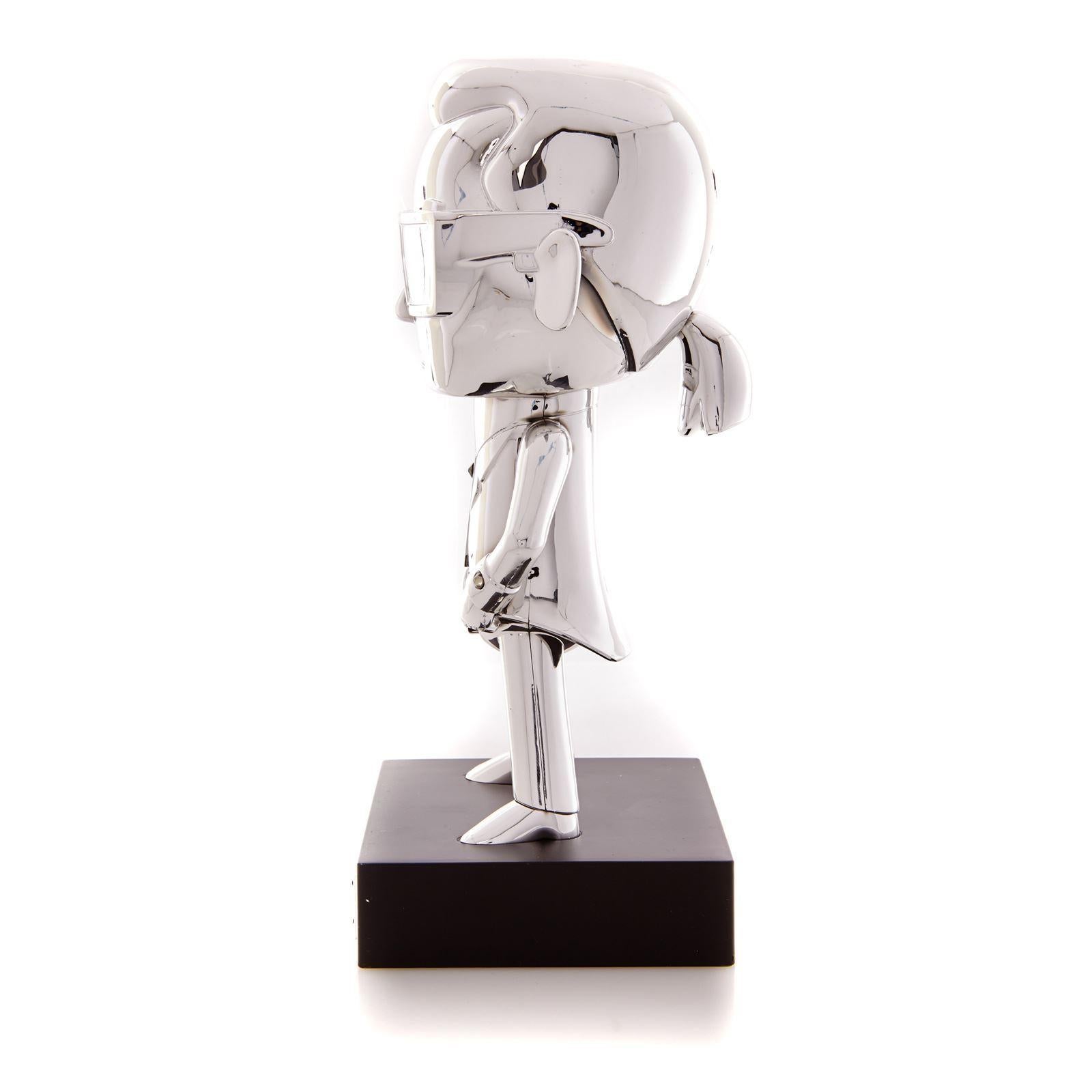 Mr Chrome Figurine Karl Lagerfeld x Tokidoki Limited Edition. Creation of Simone Legno. Made of brilliant chrome. 

Dimensions: L 11.5 x H 25 cm

It has been manufactured to 1300 copies. Delivered with its certificate of authenticity.

Will be