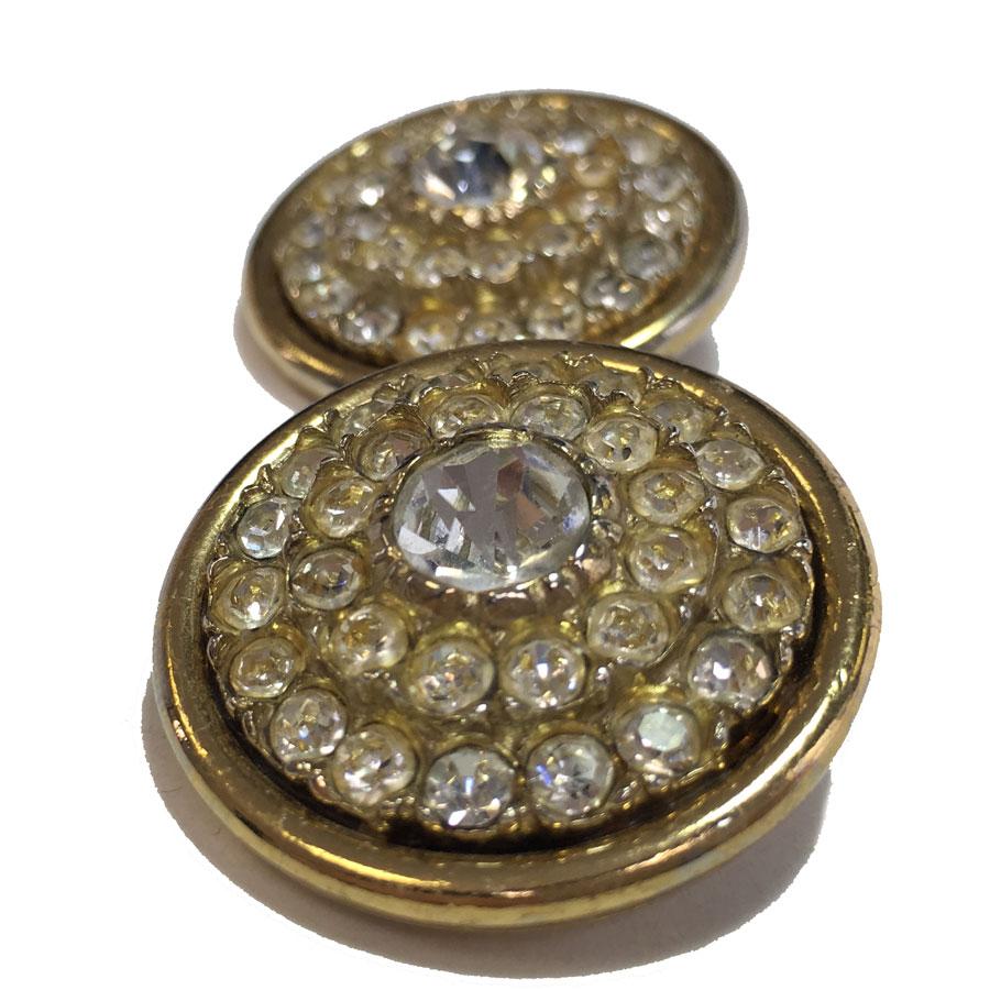 Unsigned Clip-on earrings in Gilt Metal and Rhinestones In Good Condition In Paris, FR