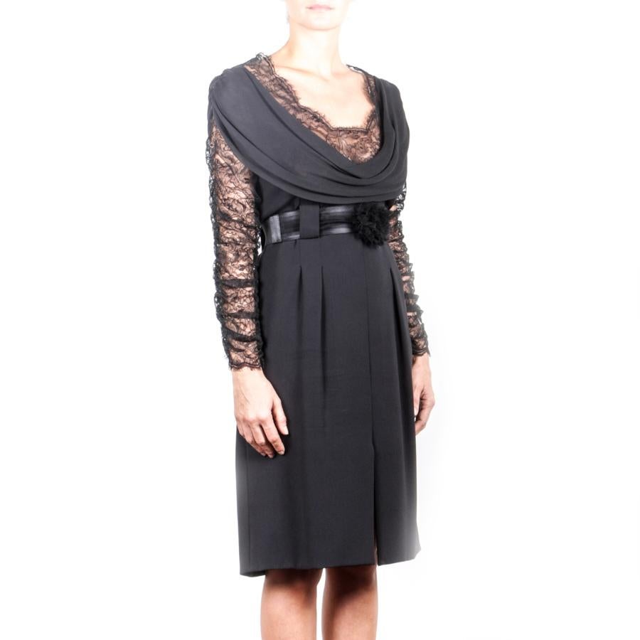 Beautiful CHANEL dress in black silk and Chantilly lace that closes in the back with lovely buttons, black rhinestone pavements and a zipper. 
It has 2 pockets on the sides.
It comes from the 2007 Fall/Winter collection. Made in France.

In very
