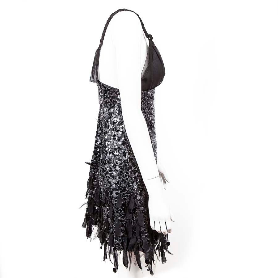 Beautiful Jenny Packham cocktail dress in veil, black silk covered with black sequins and feathers. The chest is reinforced by foam under the veil.
In very good condition.

Dimensions: height 85 cm, chest: 36 cm, waist 40 cm, width of the bottom 60
