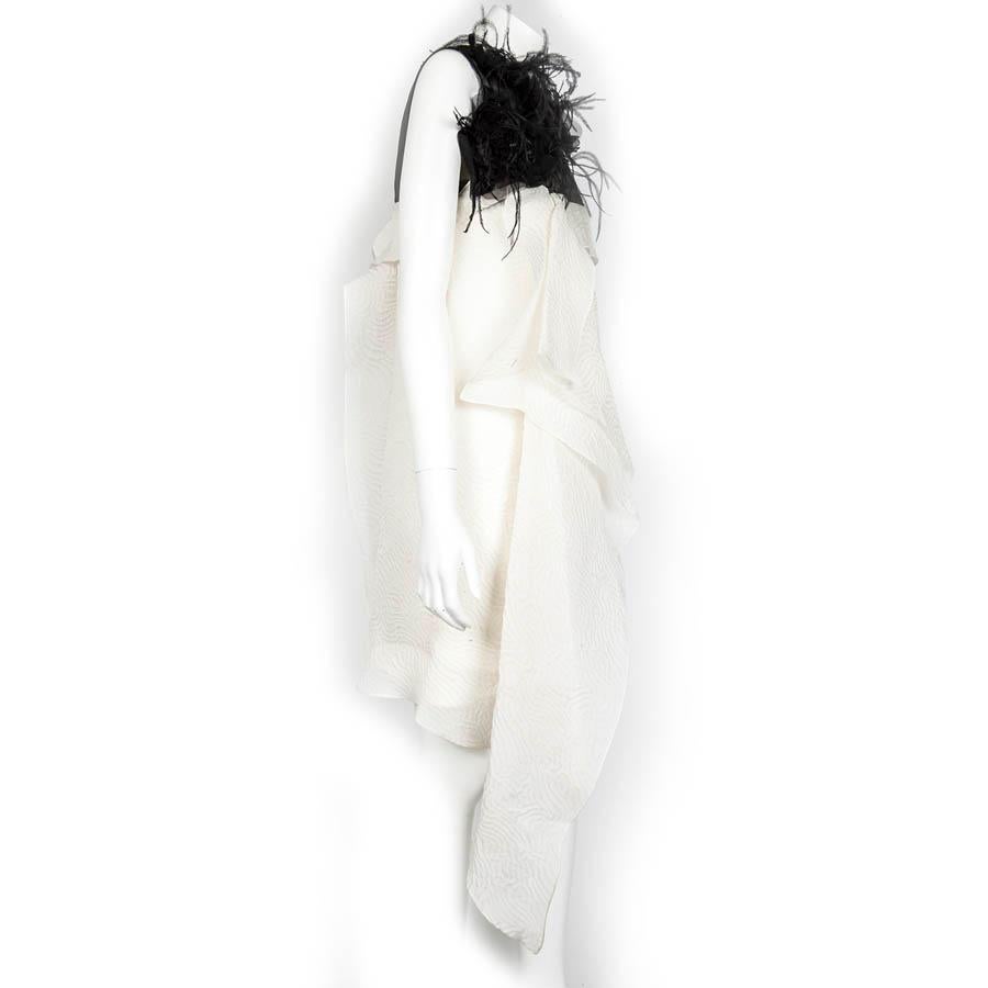 ROKSANDA Cocktail Dress in White Silk and Black Feathers Size 10UK In Excellent Condition For Sale In Paris, FR