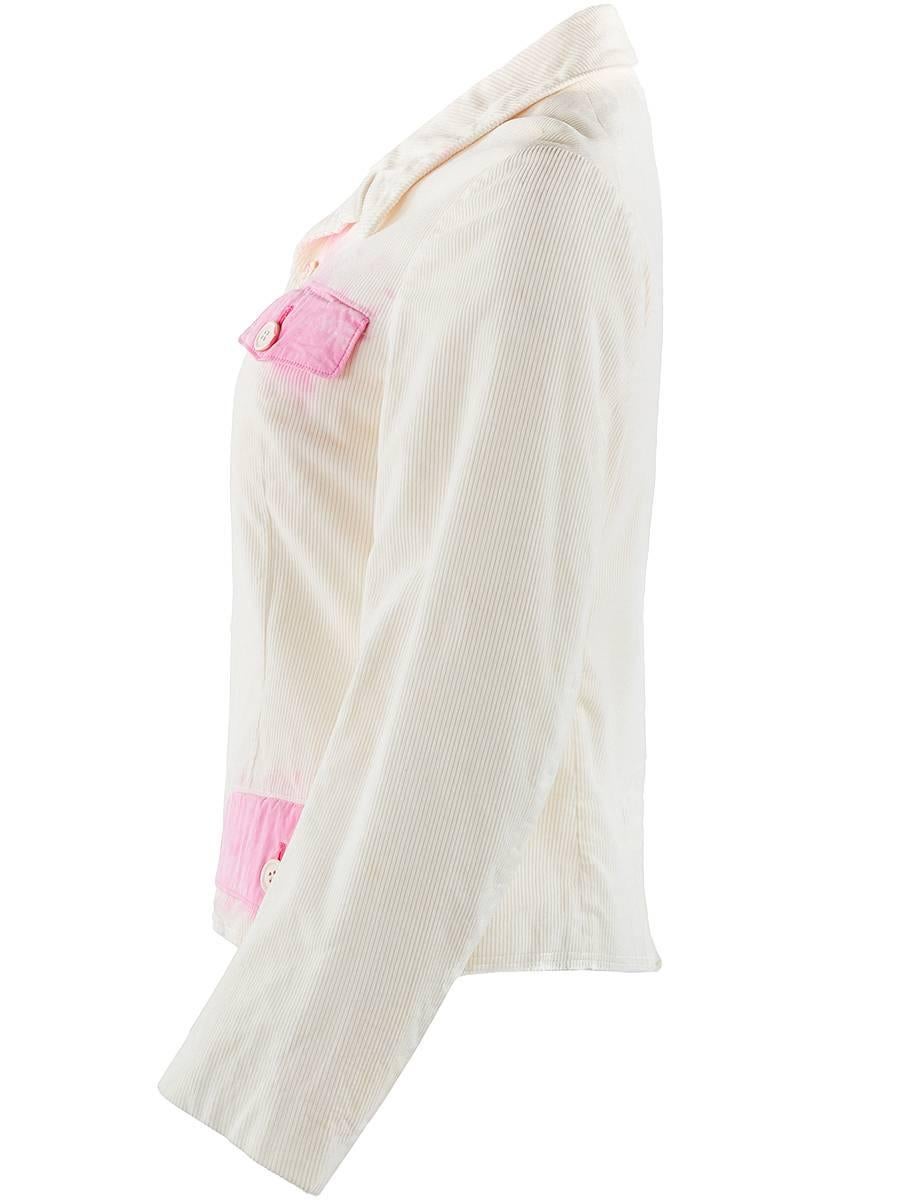 Vintage Comme des Garçons ecrufarbene, gewaschene Samtjacke mit überfärbten rosa Pattentaschen und Fleckeneffekten auf der Vorderseite, die einen leicht abgenutzten Look erzeugen.