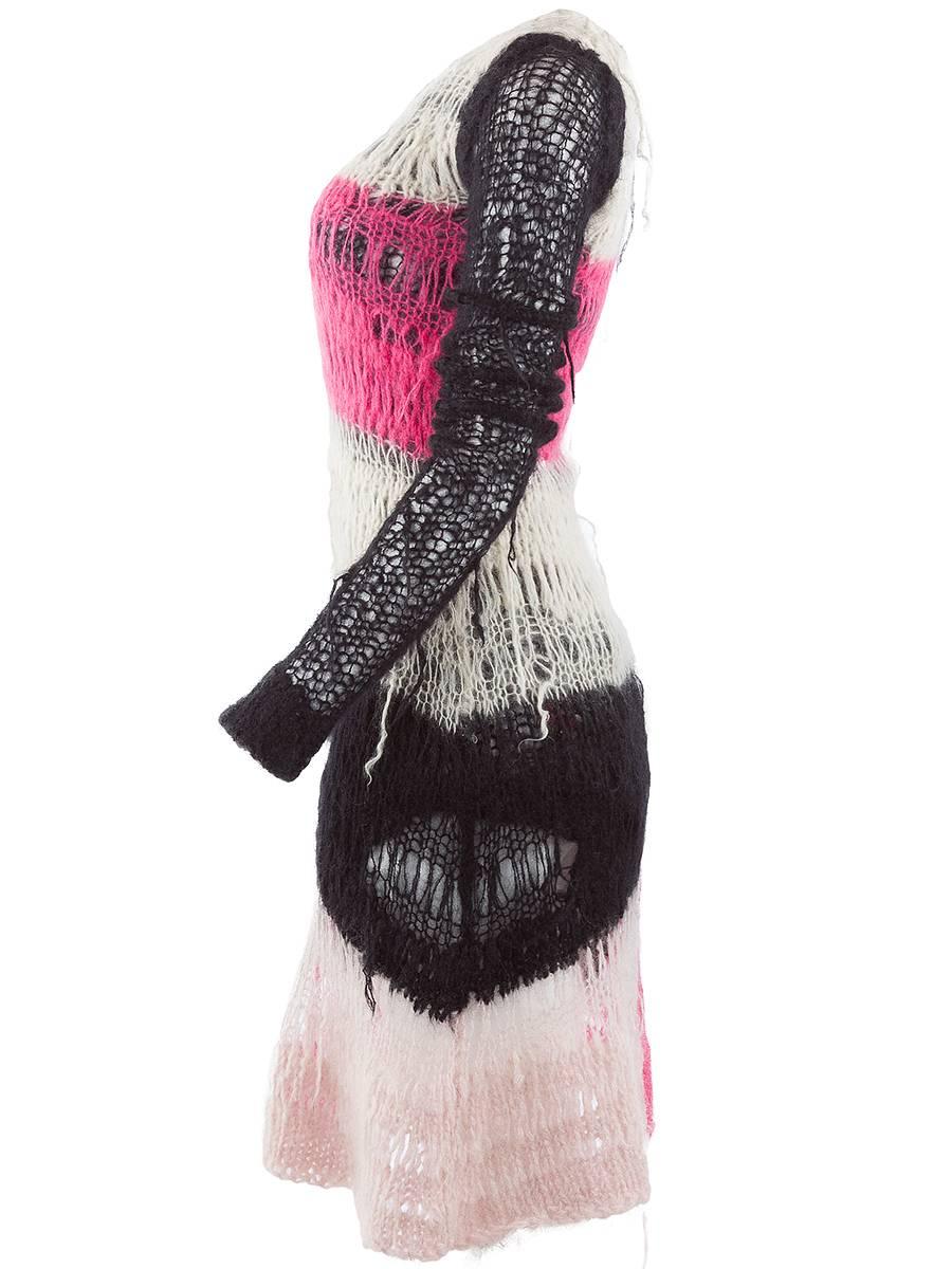 Seltenes Vintage Tao Comme Des Garçons handgestricktes Mohair-Pullover-Kleid mit farblich abgesetzten Rändern und hängenden Fäden. Doppellagig gestrickter Körper und einlagig offen gestrickte lange Ärmel. Runway Collection'S.