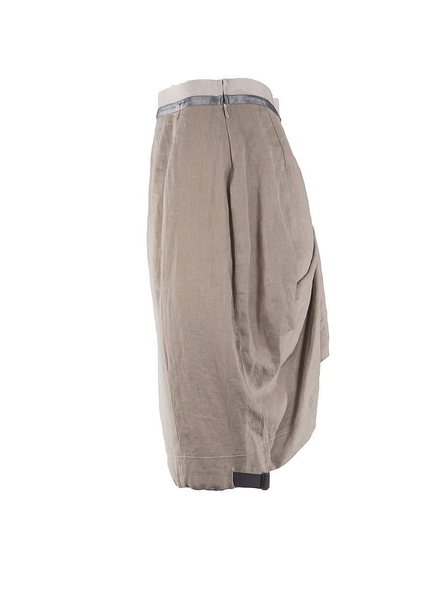 Falda Transformable Maison Martin Margiela 2003 Blank Label de lino beige. Se puede llevar como falda drapeada o como top sin mangas con cierre en la espalda. Se llevó en el desfile de primavera de 2003, primero como top y luego desabrochado y