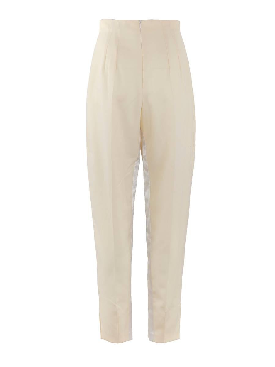 Rare pantalon fuselé en gabardine de laine crème John Galliano, fabriqué en Angleterre dans les années 1980, avec des jambes recouvertes de soie et une fermeture éclair arrière cachée. Neuf avec étiquettes.