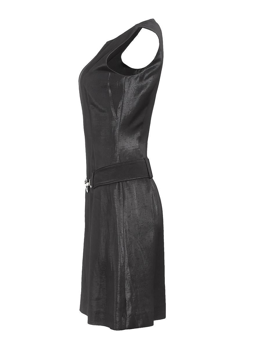 schwarzes, ärmelloses, tailliertes Seidenkleid von PACO RABANNE aus den 1980er-Jahren mit aufgesetztem Metallgürtel mit Pferdegebissschnalle und unsichtbarem Reißverschluss am Rücken. Neu mit Tags.